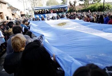 ALMIRANTE BROWN CELEBRA EL DÍA DE LA INDEPENDENCIA CON UN ACTO OFICIAL Y UN DESFILE PATRIO EN LONGCHAMPS