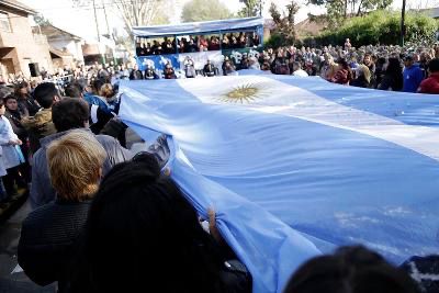 ALMIRANTE BROWN CELEBRA EL DÍA DE LA INDEPENDENCIA CON UN ACTO OFICIAL Y UN DESFILE PATRIO EN LONGCHAMPS
