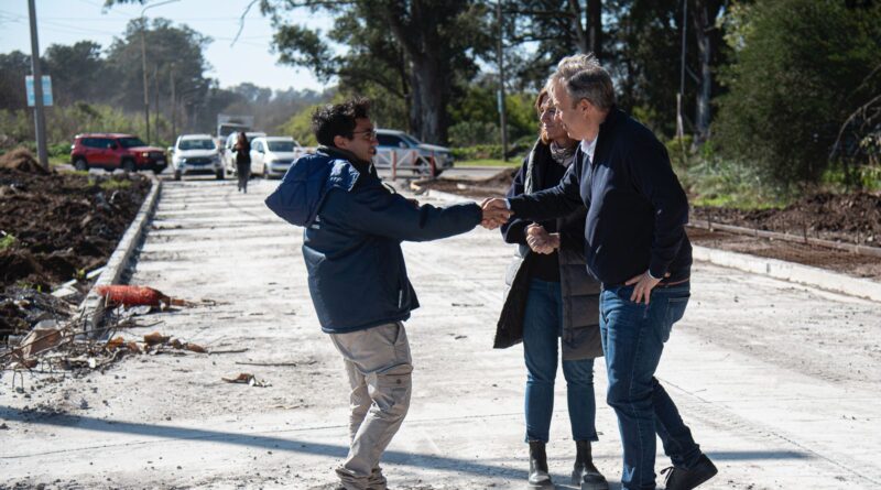CASCALLARES RECORRIÓ LA OBRA DE PAVIMENTACIÓN DE UNA CALLE TRONCAL QUE CONECTA A GLEW, MINISTRO RIVADAVIA Y LONGCHAMPS