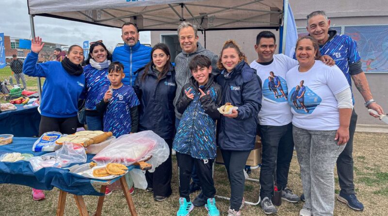 CASCALLARES JUNTO A LOS DEPORTISTAS QUE PARTICIPARON DEL CAMPEONATO METROPOLITANO DE CROSS COUNTRY EN ALTE BROWN