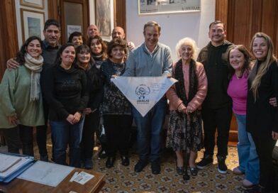 ACUERDO DEL MUNICIPIO Y ABUELAS DE PLAZA DE MAYO PARA TRABAJAR EN DEFENSA DE LOS DERECHOS HUMANOS